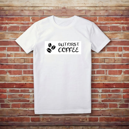 Koszulka Kiskedves But first coffee z czystym napisem BUT FIRST COFFEE i dwoma ziarnami kawy, sfotografowana na płasko.