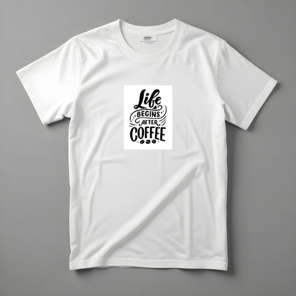 Koszulka Kiskedves Life begins after coffee z ozdobnym napisem z kilku krojów pisma i dwoma ziarnami kawy, sfotografowana na płasko.