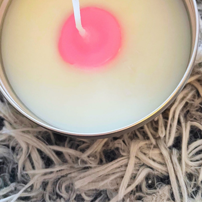Świeca na gender reveal party z góry: pośrodku białego wosku różowy rdzeń – dziewczynka