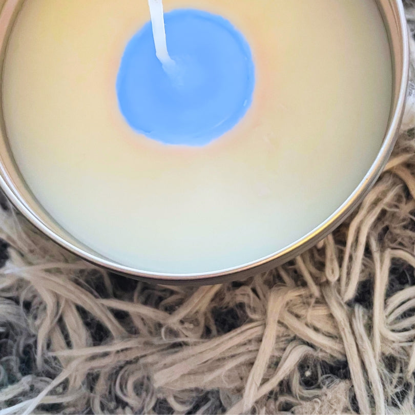 Świeca na gender reveal party z góry: pośrodku białego wosku niebieski rdzeń – chłopiec