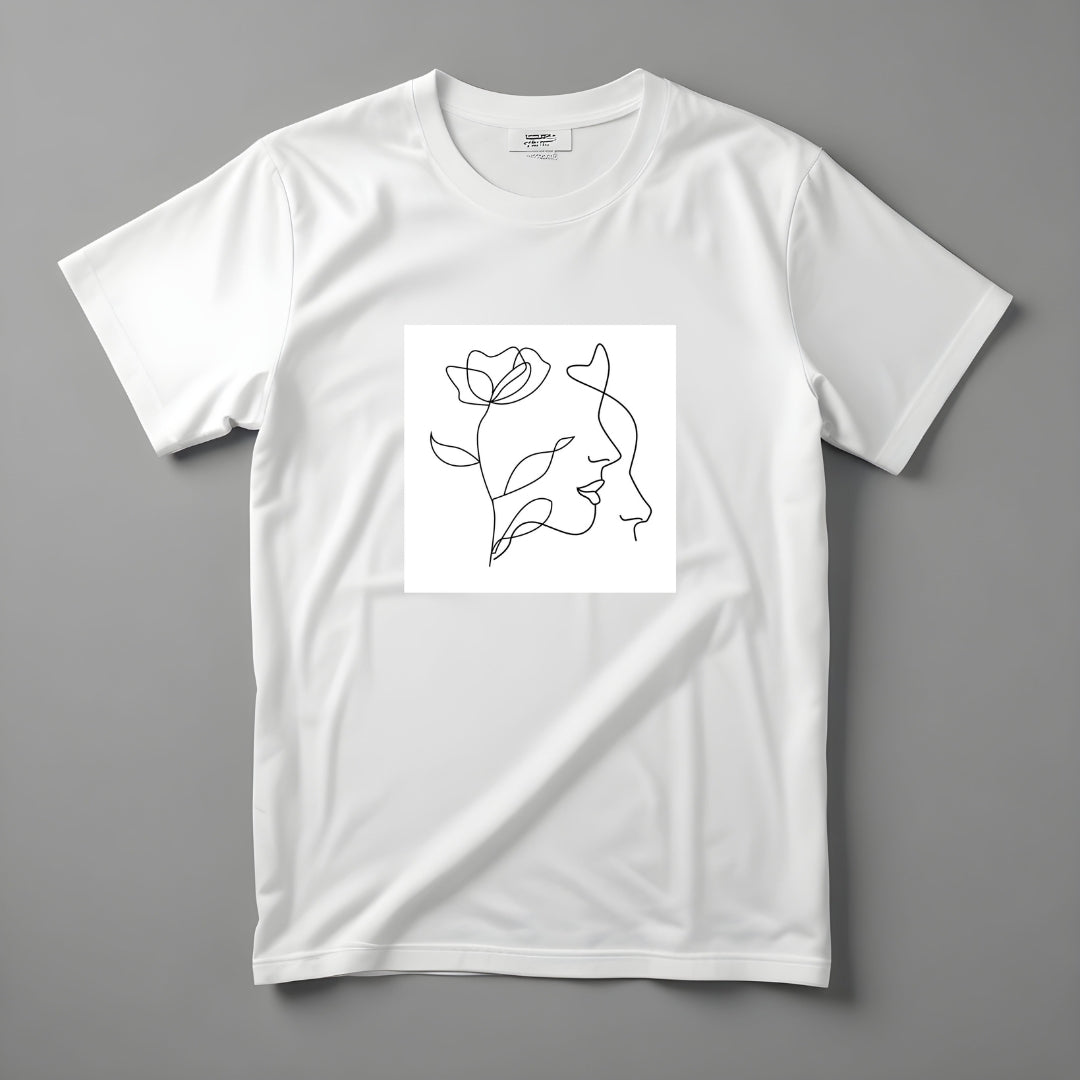 Biała koszulka Kiskedves Line Art rozłożona, z profilem i kwiatem, na szarym tle.