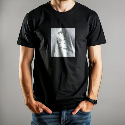 Czarna koszulka Kiskedves Line Art z kobiecym profilem, na modelu na szarym tle.