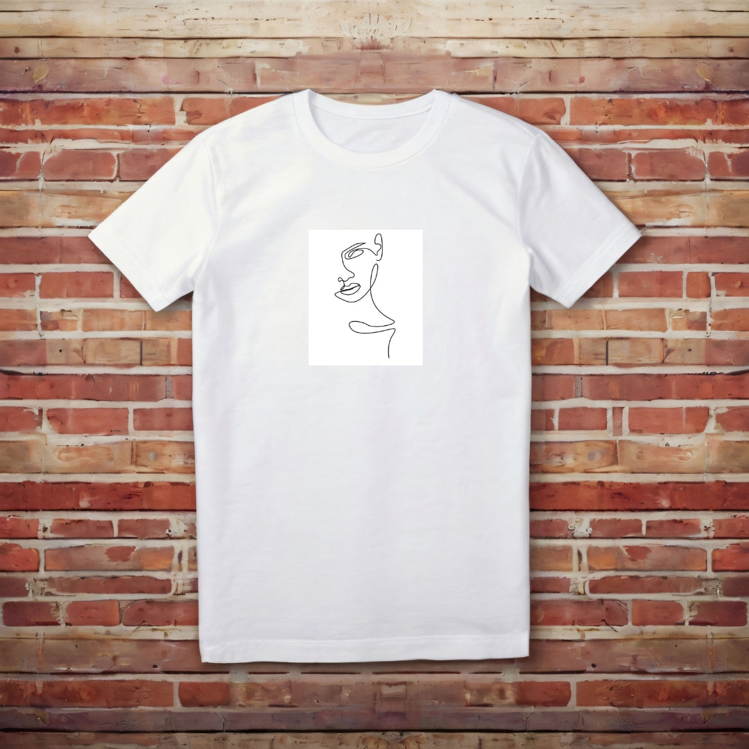Biała koszulka Kiskedves Line Art rozłożona, z kobiecym profilem, na ceglanej ścianie.