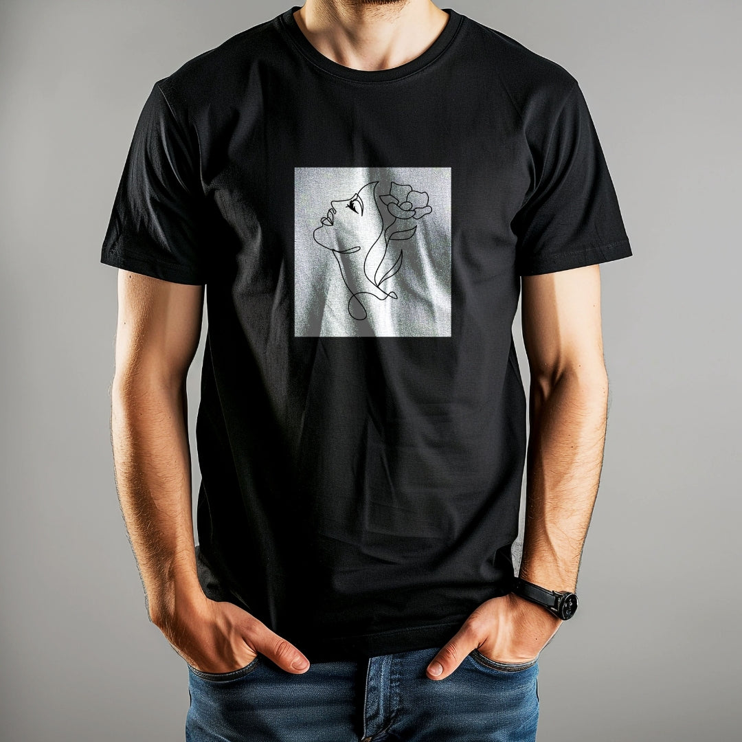Czarna koszulka Kiskedves Line Art z kwiatem we włosach, na modelu na szarym tle.