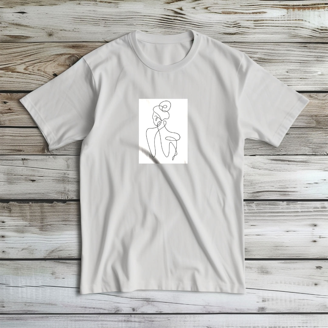 Koszulka Kiskedves Line Art rozłożona, z postacią od tyłu, na jasnym drewnie.