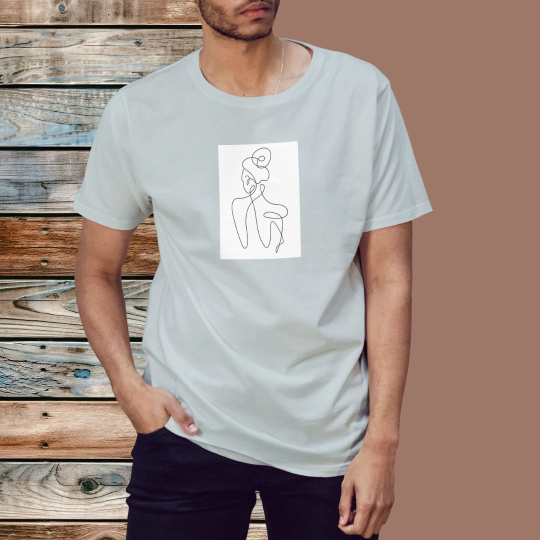 Jasna koszulka Kiskedves Line Art z postacią od tyłu, na modelu przed drewnianą ścianą.