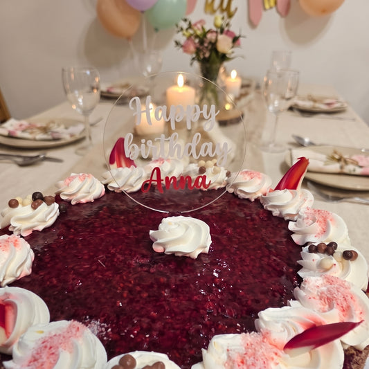 Personalizowany topper z akrylu z napisem „Happy birthday Anna” na malinowym torcie przy świątecznym stole