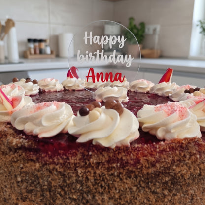 Topper z akrylu z napisem „Happy birthday Anna” na torcie z bitą śmietaną