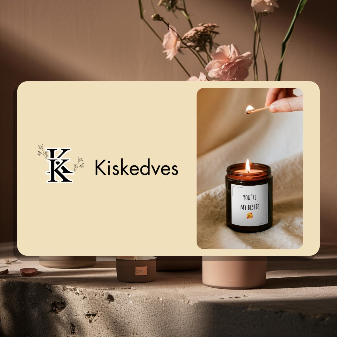 Elektroniczna karta podarunkowa Kiskedves z logo Kiskedves i zdjęciem palącej się świecy sojowej.