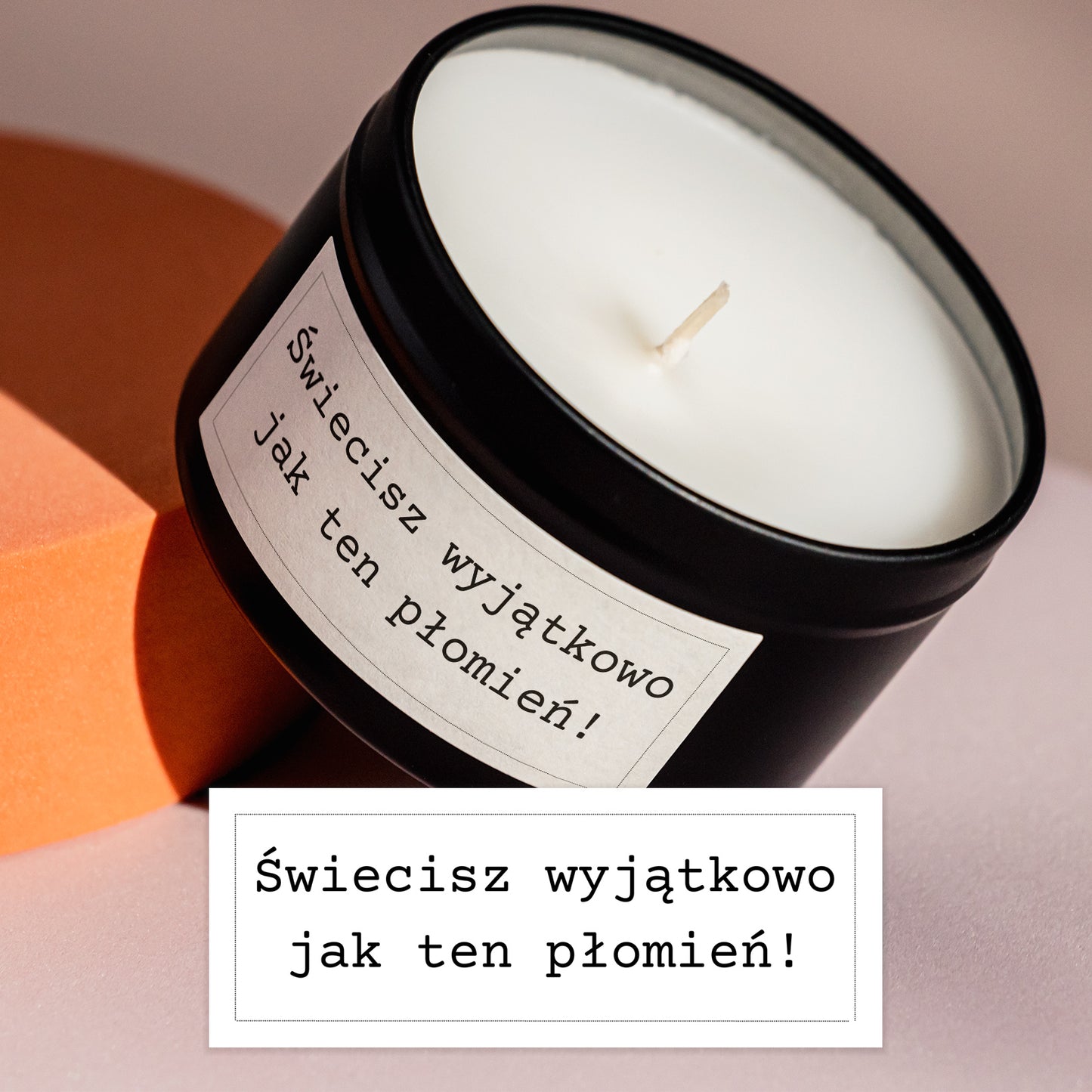 Świeca prezentowa Kiskedves z 3. etykietą i etykieta powiększona obok: biała etykieta w ramce z napisem maszynowym „Świecisz wyjątkowo jak ten płomień!”