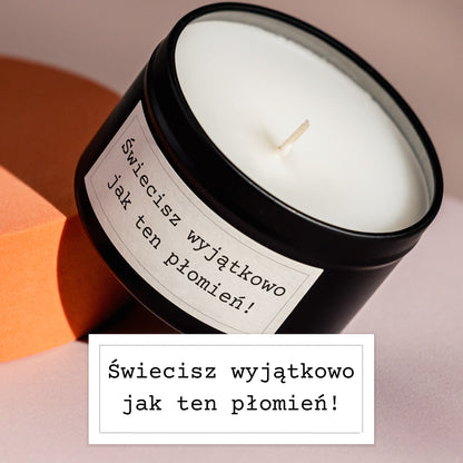Świeca prezentowa Kiskedves z 3. etykietą i etykieta powiększona obok: biała etykieta w ramce z napisem maszynowym „Świecisz wyjątkowo jak ten płomień!”