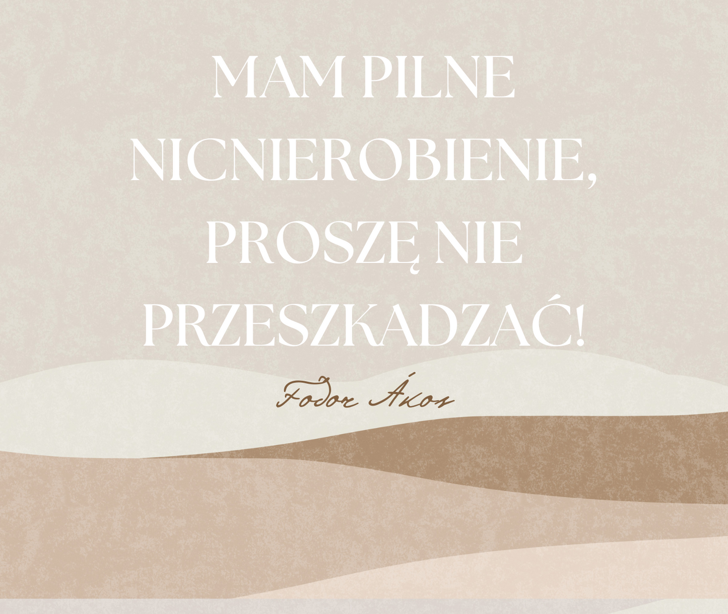 Etykieta świecy Kiskedves z cytatem „Mam pilne nicnierobienie, proszę nie przeszkadzać!” i podpisem Ákosa Fodora