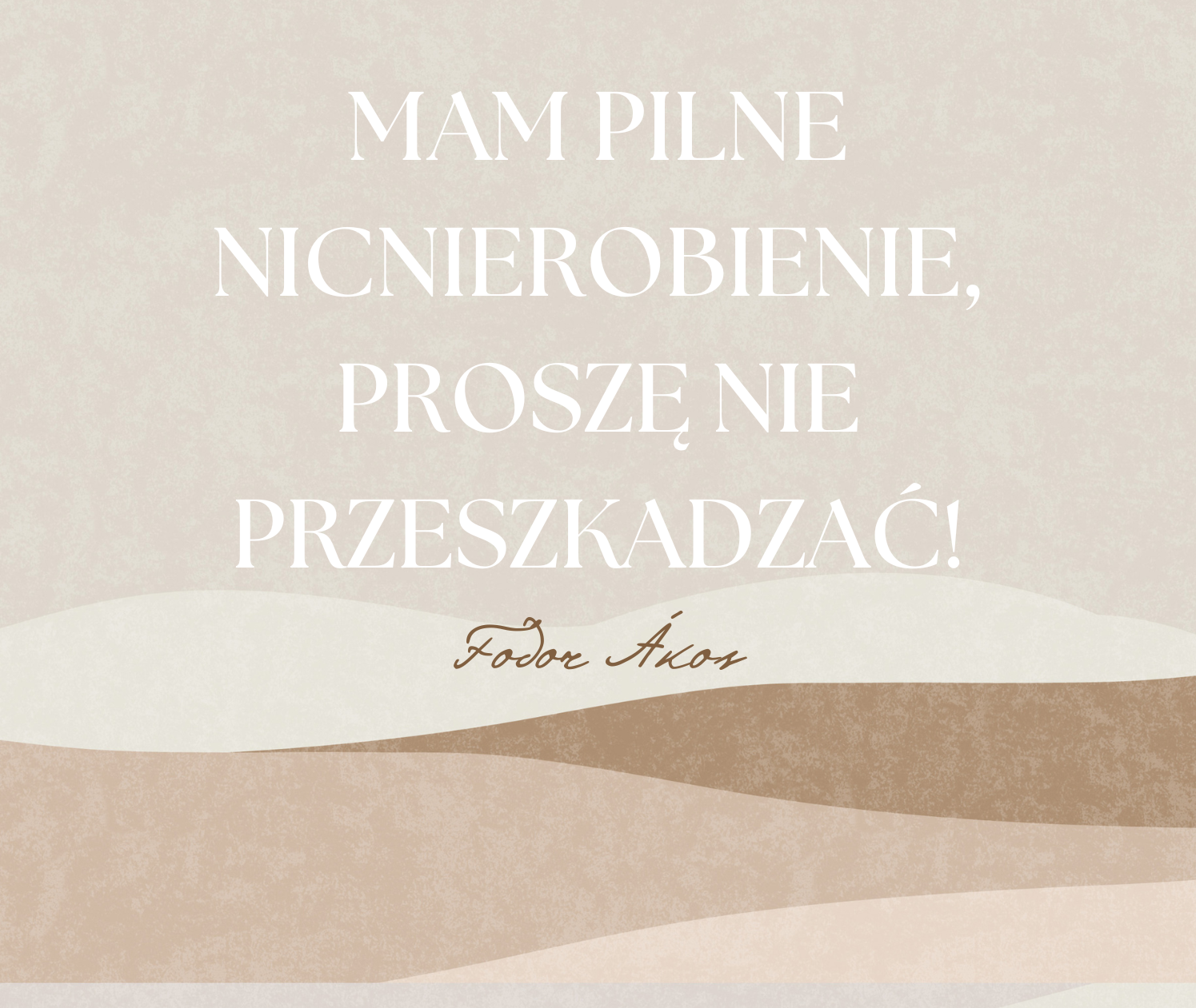 Etykieta świecy Kiskedves z cytatem „Mam pilne nicnierobienie, proszę nie przeszkadzać!” i podpisem Ákosa Fodora