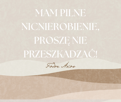 Etykieta świecy Kiskedves z cytatem „Mam pilne nicnierobienie, proszę nie przeszkadzać!” i podpisem Ákosa Fodora