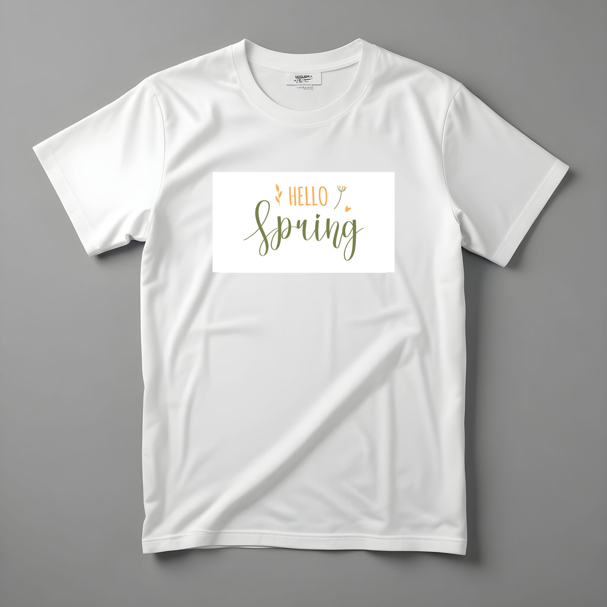 Koszulka Kiskedves Hello Spring z zielono-złotym, odręcznym napisem HELLO spring i drobnymi listkami, sfotografowana na płasko.