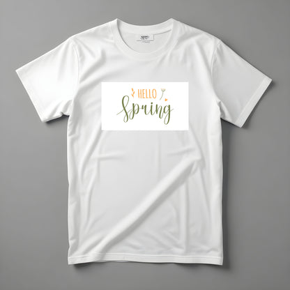 Koszulka Kiskedves Hello Spring z zielono-złotym, odręcznym napisem HELLO spring i drobnymi listkami, sfotografowana na płasko.