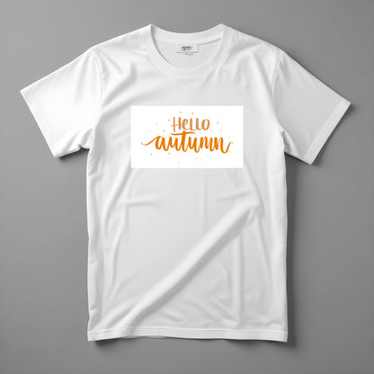 Koszulka Kiskedves Hello Autumn z pomarańczowym, odręcznym napisem Hello autumn i drobnymi kropkami, sfotografowana na płasko.