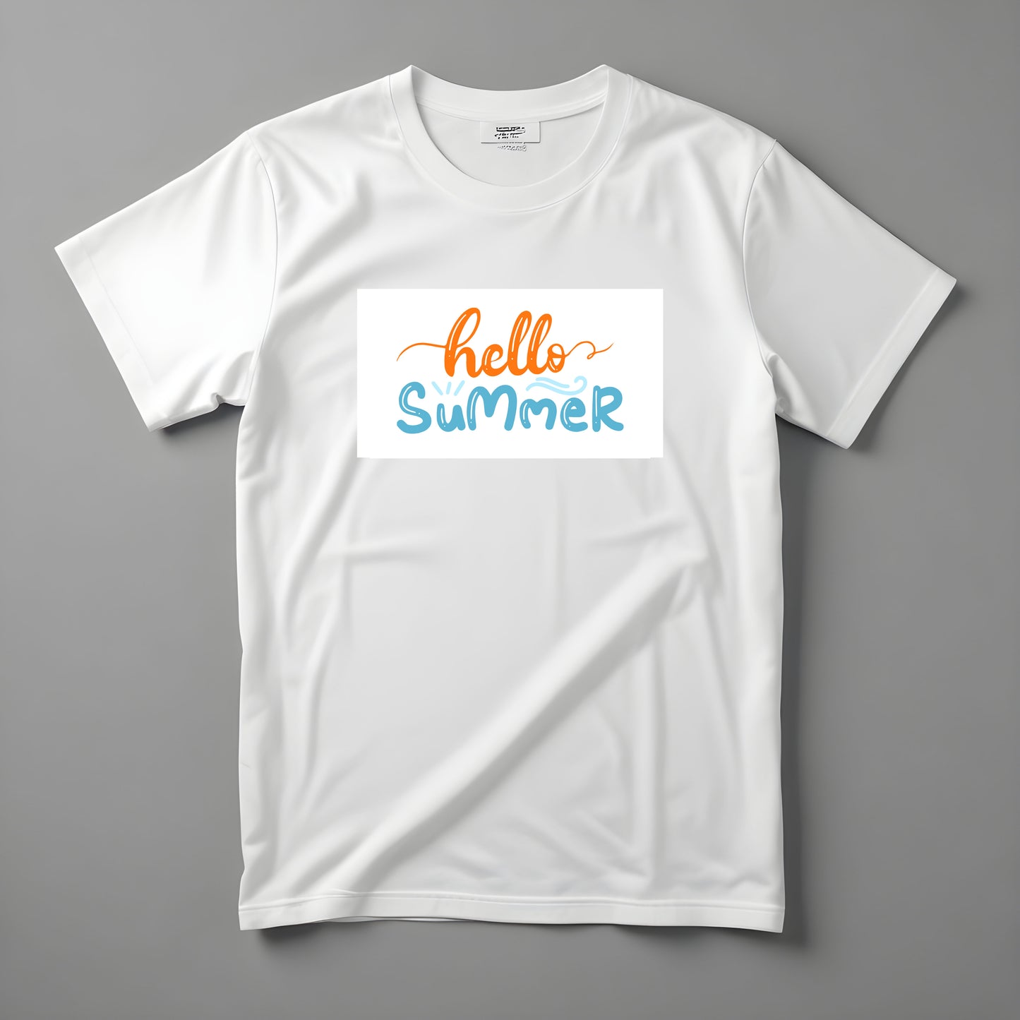 Koszulka Kiskedves Hello Summer z pomarańczowo-niebieskim, odręcznym napisem hello summer, sfotografowana na płasko.