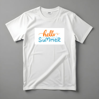 Koszulka Kiskedves Hello Summer z pomarańczowo-niebieskim, odręcznym napisem hello summer, sfotografowana na płasko.