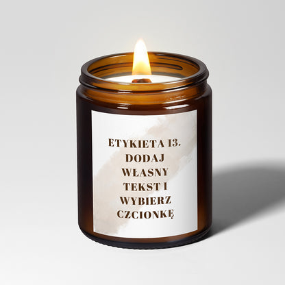 Duża świeca Kiskedves z drewnianym knotem w brązowym słoiku, ze wzorem Etykieta 13. – „dodaj własny tekst i wybierz czcionkę”