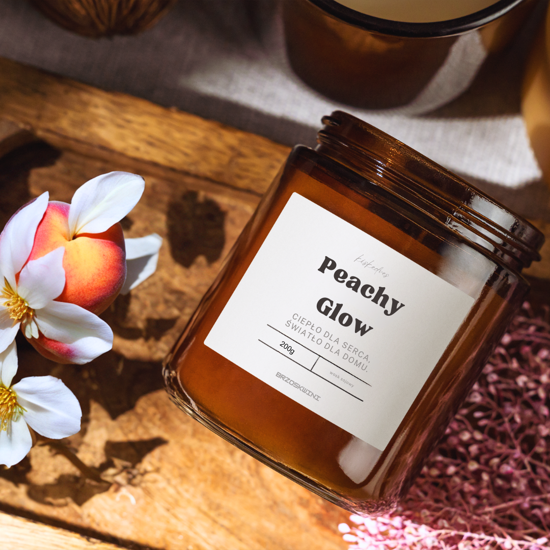 Świeca sojowa Peachy Glow Kiskedves w brązowym słoiczku, z kwiatem i świeżą brzoskwinią