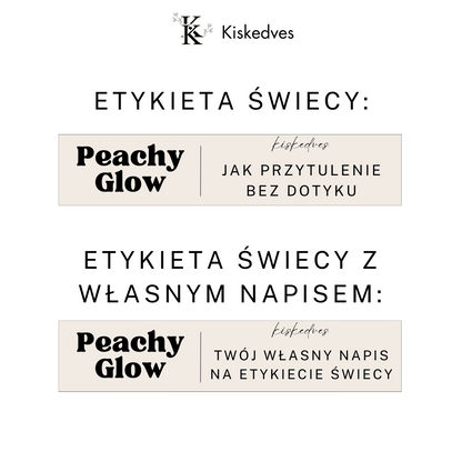 Dwa warianty etykiety świecy Peachy Glow Kiskedves: z gotowym napisem i z własnym tekstem